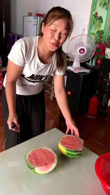 同事来我家吃瓜,同事聚餐温馨瞬间