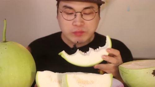 安静吃瓜搞笑视频,带你领略欢乐时光