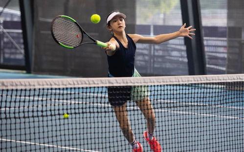 两小只吃瓜擦球拍,揭秘网球场上的趣味瞬间