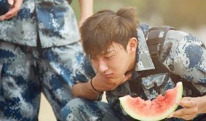 吃瓜老头照片图片,一张照片背后的故事