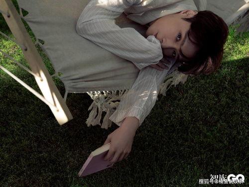 慵懒吃瓜,轻松享受夏日休闲时光