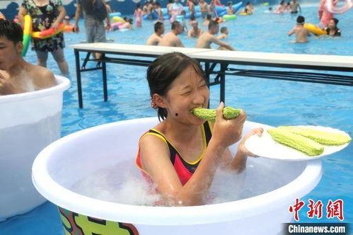 露西水中吃瓜,夏日清凉生活新体验