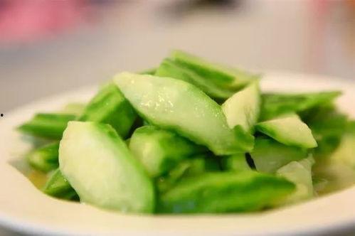 吃瓜群众端饺子出门吃瓜,夏日街头美食新风尚