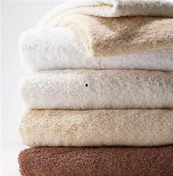 头裹毛巾吃瓜,夏日里的惬意时光