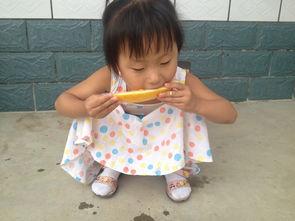 宝宝在家吃瓜,亲子时光温馨满满  第2张