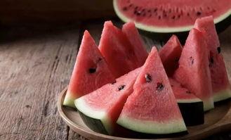 宝宝在家吃瓜,亲子时光温馨满满  第3张